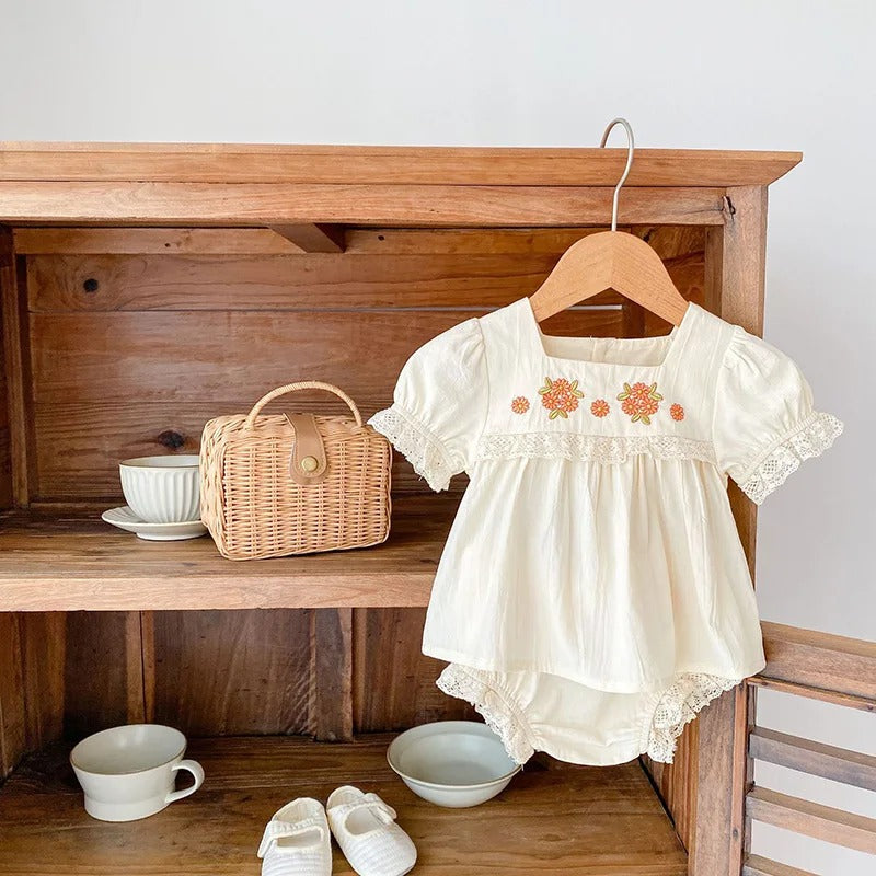 Sommer-Babykleidungsset 2026: Mädchen-Outfit mit Blumenstickerei – Peter-Pan-T-Shirt und Shorts – Kleidungsset für kleine Mädchen