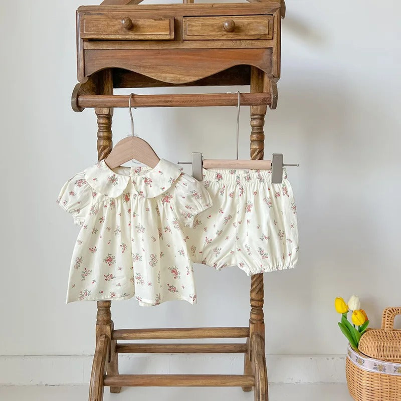 2026 Sommer-Babykleidungsset: Baby-Mädchen-Set mit Blumenmuster, T-Shirt mit Peter-Pan-Kragen und Bloomer, 2-teilig