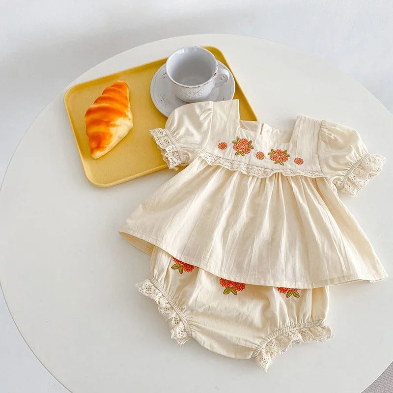 Sommer-Babykleidungsset 2026: Mädchen-Outfit mit Blumenstickerei – Peter-Pan-T-Shirt und Shorts – Kleidungsset für kleine Mädchen