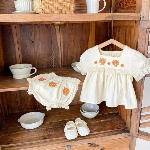 Sommer-Babykleidungsset 2026: Mädchen-Outfit mit Blumenstickerei – Peter-Pan-T-Shirt und Shorts – Kleidungsset für kleine Mädchen